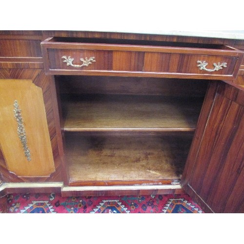 259 - A SUPERB CREDENZA IN CONTRASTING DARK AND LIGHT VENEERS, FRENCH STYLE WITH BREAK FRONT, SCROLLS & A ... 