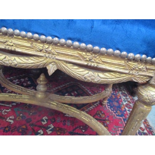 263 - LARGE FRENCH EMPIRE STYLE WINDOW SEAT - THE CARVED GILT FRAME WITH FLORAL SWAGS ON FLUTED LEGS AND C... 