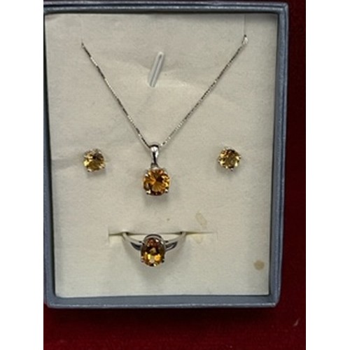 107A - A LOVELY SET OF MATCHING JEWELLERY IN 925 SILVER SET WITH CITRINE STONES, INCLUDING A NECKLACE - 42C... 