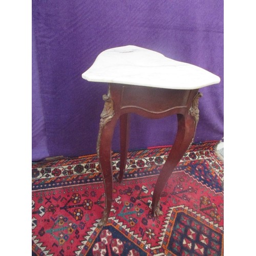 216 - FRENCH STYLE TABLE OR PLANT STAND IN MAHOGANY COLOUR WITH WHITE MARBLE TOP ON CABRIOLE LEGS - 83CM H