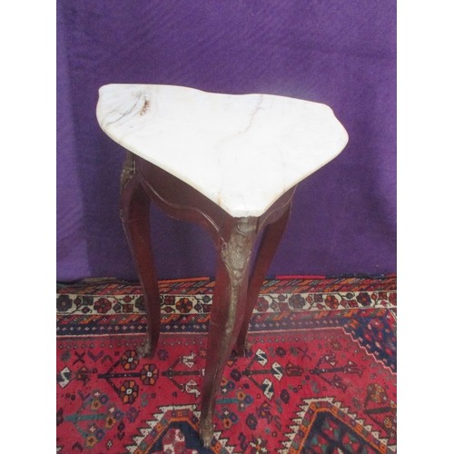 216 - FRENCH STYLE TABLE OR PLANT STAND IN MAHOGANY COLOUR WITH WHITE MARBLE TOP ON CABRIOLE LEGS - 83CM H