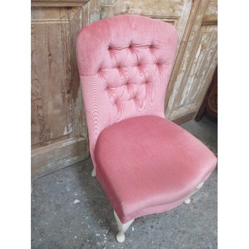 466 - PINK UPHOLSTERED BUTTON BACK CHAIR ON WHITE QUEEN ANNE LEGS