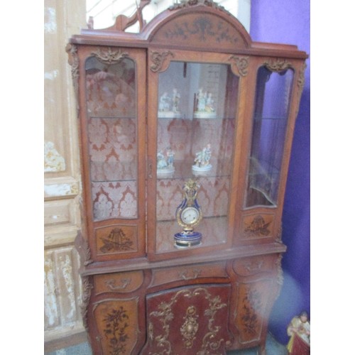 209 - A SUPERB FRENCH STYLE VITRINE CABINET, THE TOP SECTION WITH GLASS SHELVES AND DAMASK FABRIC BACK PAN... 