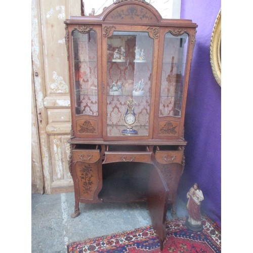 209 - A SUPERB FRENCH STYLE VITRINE CABINET, THE TOP SECTION WITH GLASS SHELVES AND DAMASK FABRIC BACK PAN... 