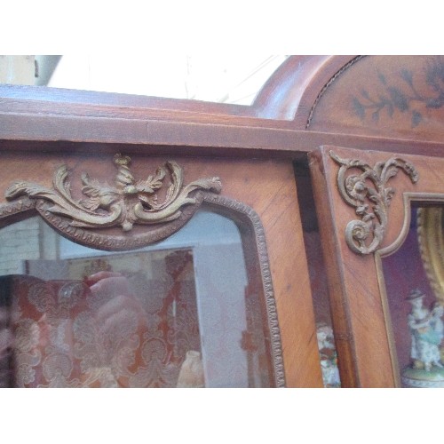 209 - A SUPERB FRENCH STYLE VITRINE CABINET, THE TOP SECTION WITH GLASS SHELVES AND DAMASK FABRIC BACK PAN... 