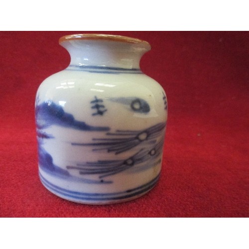 18 - A CHINESE BLUE AND WHITE INK JAR / BRUSH POT WITH HAND PAINTED SCENE OF A FISHERMAN AND LAKE. BROWN ... 