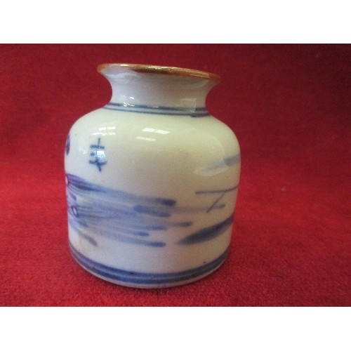 18 - A CHINESE BLUE AND WHITE INK JAR / BRUSH POT WITH HAND PAINTED SCENE OF A FISHERMAN AND LAKE. BROWN ... 