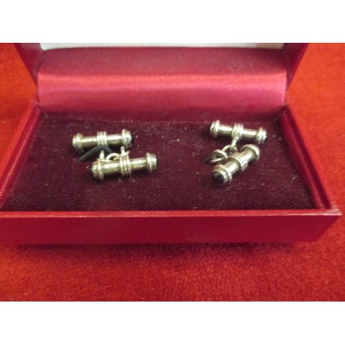 28b - PAIR OF CHAIN LINKED CUFFLINKS WITH JET STONES AT EACH END