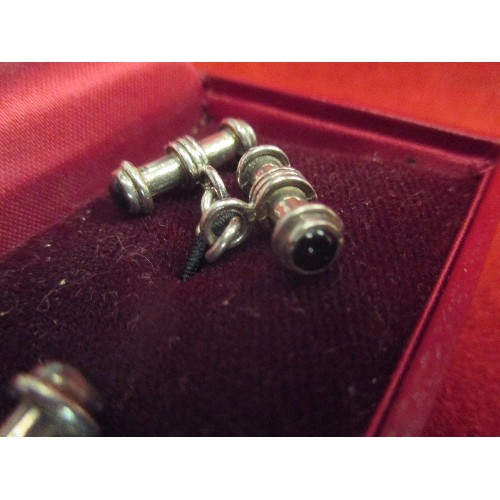 28b - PAIR OF CHAIN LINKED CUFFLINKS WITH JET STONES AT EACH END