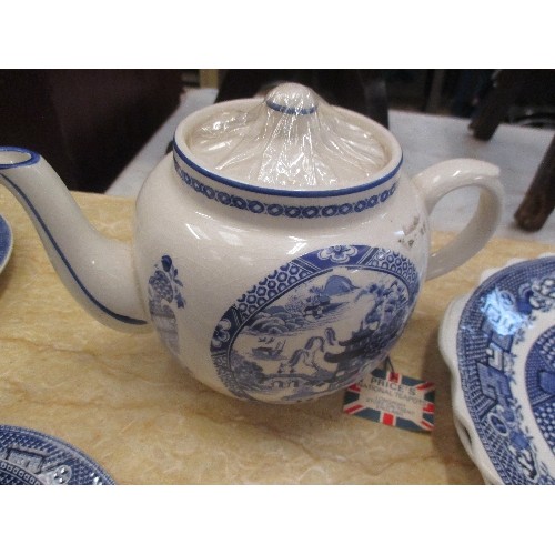 170A - QUANTITY OF BLUE & WHITE WILLOW PATTERN CHINA  INC A TEASET BY SWINNERTONS, A PAIR OF GRADUATED JUGS... 