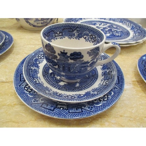 170A - QUANTITY OF BLUE & WHITE WILLOW PATTERN CHINA  INC A TEASET BY SWINNERTONS, A PAIR OF GRADUATED JUGS... 