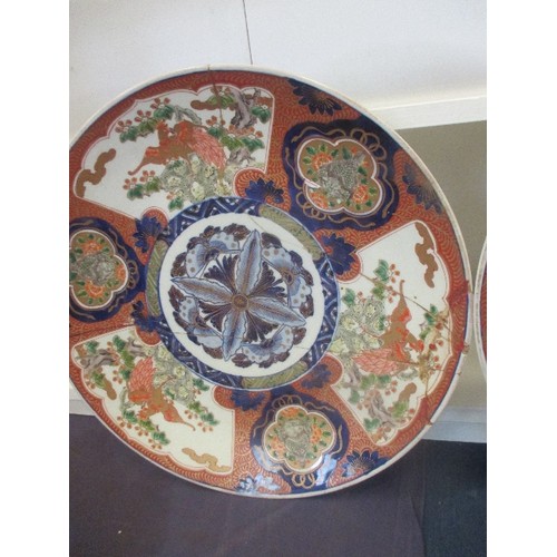 83 - A GOOD PAIR OF VERY LARGE AND DECORATIVE LATE 19TH CENTURY JAPANESE IMARI CHARGERS THE CENTRAL PANEL... 