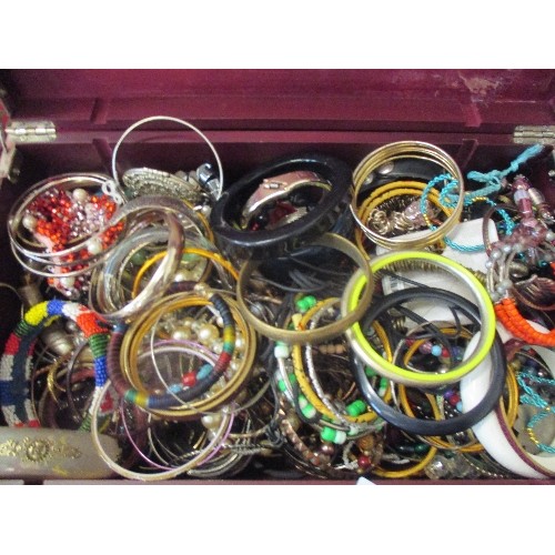 135 - LARGE WOODEN CASE CONTAINING LARGE QUANTITY OF BRACELETS AND BANGLES. MIXED STYLES.