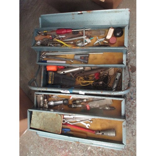 154 - METAL CANTILEVER TOOLBOX CONTAINING MANY TOOL ITEMS.