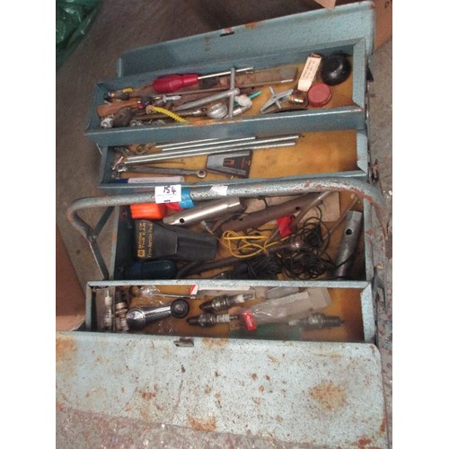 154 - METAL CANTILEVER TOOLBOX CONTAINING MANY TOOL ITEMS.
