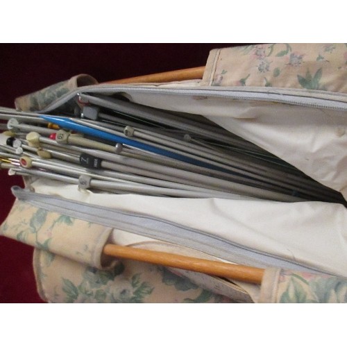 183 - KNITTING BAG CONTAINING LARGE QUANTITY OF KNITTING NEEDLES.