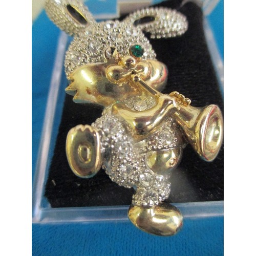 26 - A LOVELY SILVER PLATED RABBIT PLAYING A TRUMPET  BROOCH