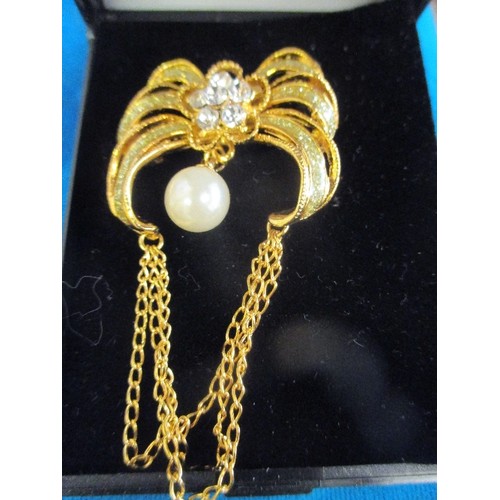 27 - A LOVELY GOLD PLATED BROOCH WITH A CENTRAL PEARL WHITE AND GREEN STONES