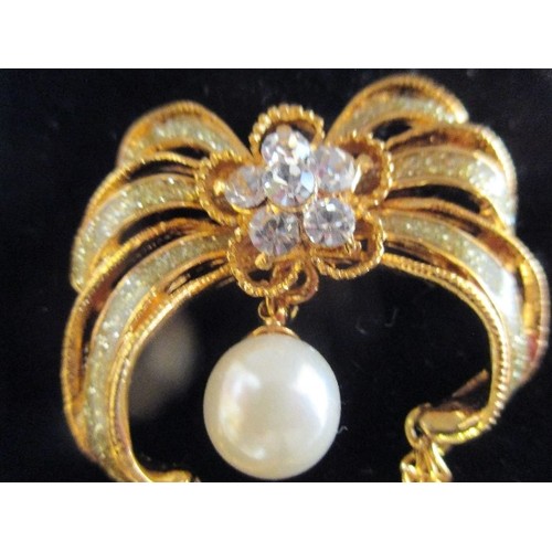 27 - A LOVELY GOLD PLATED BROOCH WITH A CENTRAL PEARL WHITE AND GREEN STONES