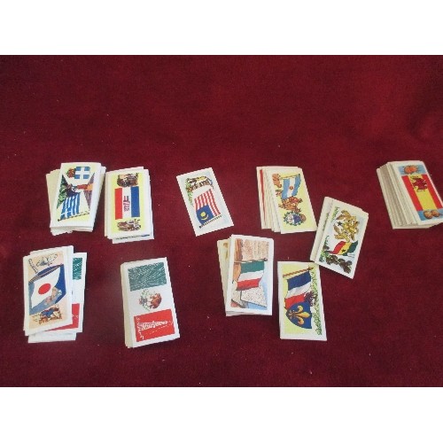 52 - COLLECTION OF APPROX 200 FRENCH DOMINO FILTER CIGARETTE CARDS - PRODUCTS OF THE WORLD - WITH WORLD F... 