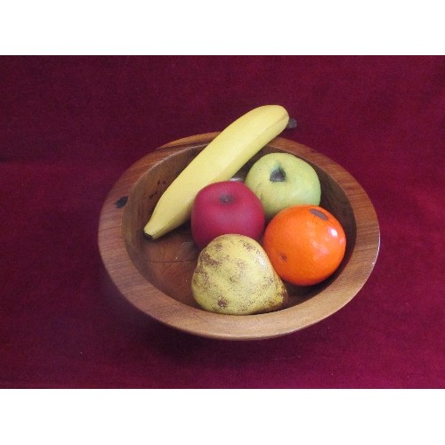 81 - WOODEN FRUIT BOWL, DISPLAYING 5 PIECES OF CERAMIC FRUIT.