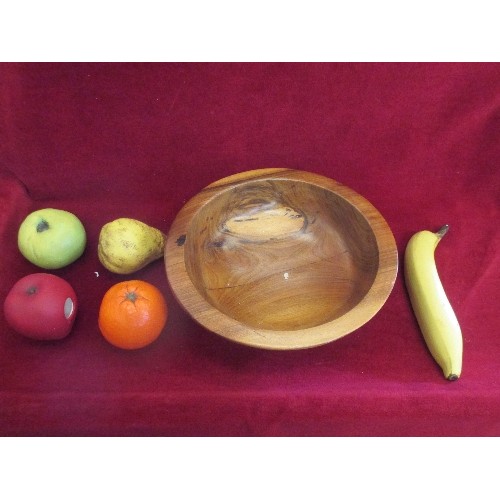 81 - WOODEN FRUIT BOWL, DISPLAYING 5 PIECES OF CERAMIC FRUIT.