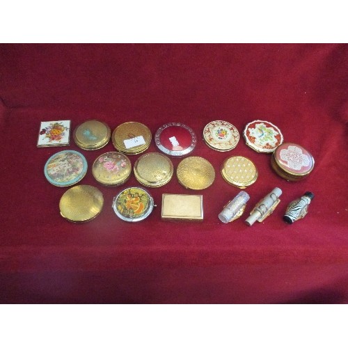 85 - LOVELY COLLECTION OF LADIES COMPACTS, SOME VINTAGE, INCLUDING 3 LIPSTICK COMPACTS WITH MIRRORS. STRA... 