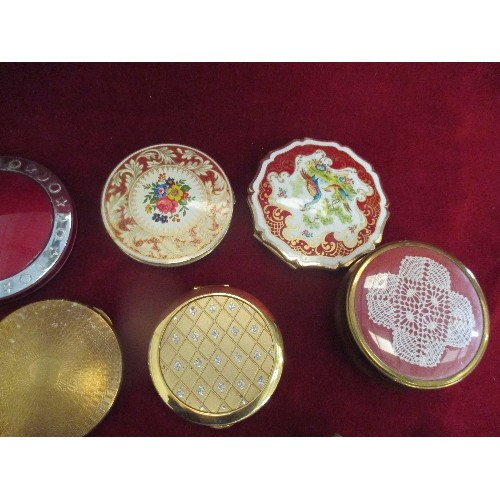 85 - LOVELY COLLECTION OF LADIES COMPACTS, SOME VINTAGE, INCLUDING 3 LIPSTICK COMPACTS WITH MIRRORS. STRA... 