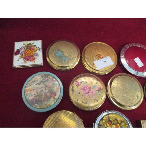 85 - LOVELY COLLECTION OF LADIES COMPACTS, SOME VINTAGE, INCLUDING 3 LIPSTICK COMPACTS WITH MIRRORS. STRA... 