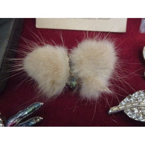 88 - QUANTITY OF MIXED BROOCHES, INCLUDES AN UNUSUAL BUTTERFLY BROOCH, ALSO A REAL SCOTTISH PLUME. MANY H... 