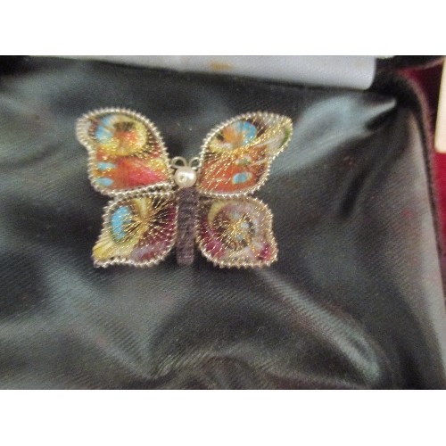 88 - QUANTITY OF MIXED BROOCHES, INCLUDES AN UNUSUAL BUTTERFLY BROOCH, ALSO A REAL SCOTTISH PLUME. MANY H... 