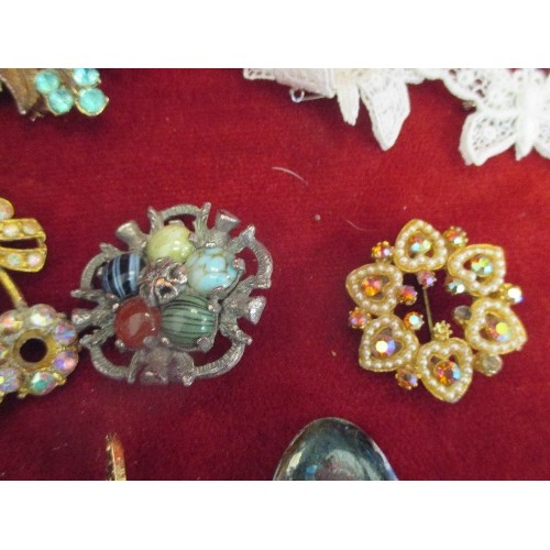 88 - QUANTITY OF MIXED BROOCHES, INCLUDES AN UNUSUAL BUTTERFLY BROOCH, ALSO A REAL SCOTTISH PLUME. MANY H... 