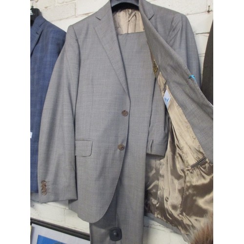 162 - BRAND-NEW ITALIAN GENTS DESIGNER SUIT BY DESIREE. PALE GREY CHECK FABRIC. 100% MERINO WOOL SIZE. 40