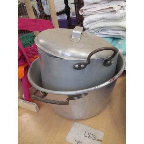 222 - VINTAGE KITCHENALIA, INCLUDING TIN ENAMEL JUG, ENAMEL FISH POACHER, JAM PAN.