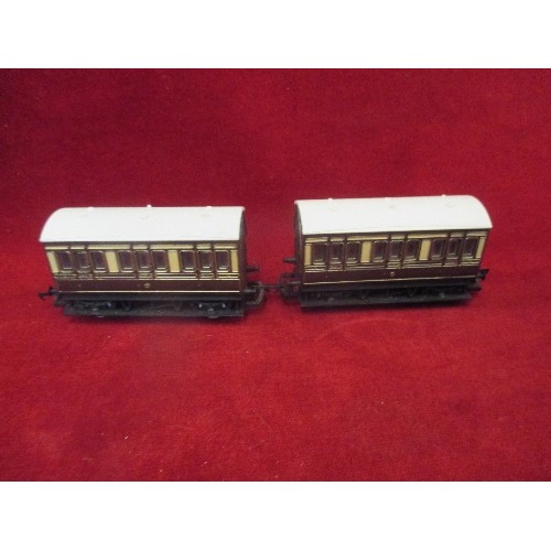 251 - HORNBY AND OTHER MODEL RAILWAY CARRIAGES, BUILDING, TUNNEL AND OTHER RAILWAY RELATED ITEMS.