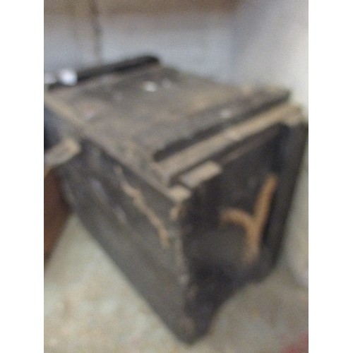 140 - PINE AMMUNITION BOX. METAL HINGES AND ROPE HANDLES.