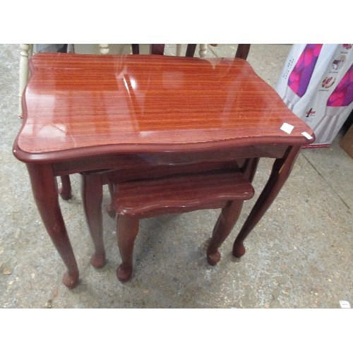 336 - NEST OF 3 TABLES. MAHOGANY COLOUR.