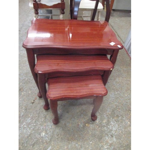 336 - NEST OF 3 TABLES. MAHOGANY COLOUR.