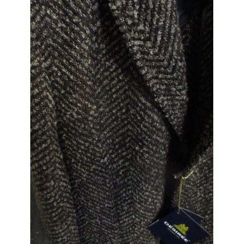 352 - BRAND-NEW ITALIAN DESIREE FASHION COAT. IN BROWN, LARGE HERRINGBONE PATTERN. 44