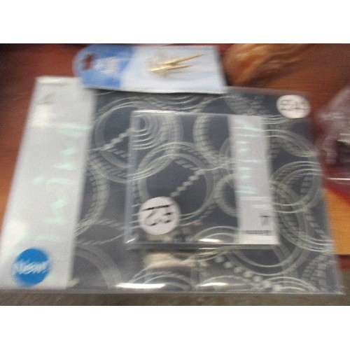 316 - MIXED LOT INCLUDING GLASS ABSTRACT MONOCHROME TABLE-MATS AND MATCHING COASTERS. 'MANDARIN CLOVE' POT... 