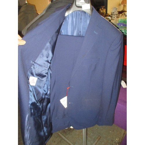 191 - BRAND-NEW ITALIAN DESIGNER SUIT. NAVY BLUE. 100% FINE WOOL. SIZE 38