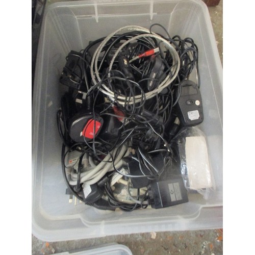 289 - 2 CRATES OF ELECTRICALS/ CABLES ETC. INC EYE-T USB 2.0 MOBILE DISK, AND KENTIGER HY-V10 STEREO POWER... 