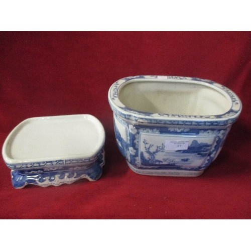 17 - LARGE 20TH CENTURY CHINESE BLUE AND WHITE BULB PLANTER ON STAND - 25CM X 20CM X 22CM