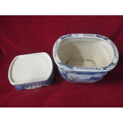 17 - LARGE 20TH CENTURY CHINESE BLUE AND WHITE BULB PLANTER ON STAND - 25CM X 20CM X 22CM