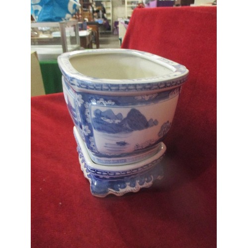 17 - LARGE 20TH CENTURY CHINESE BLUE AND WHITE BULB PLANTER ON STAND - 25CM X 20CM X 22CM