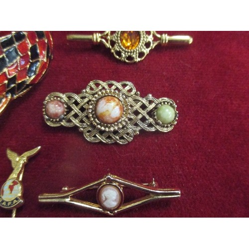 20 - GOOD BROOCH COLLECTION INC LARGE ENAMEL OWL (7CM), CAMEO AND GILT, 