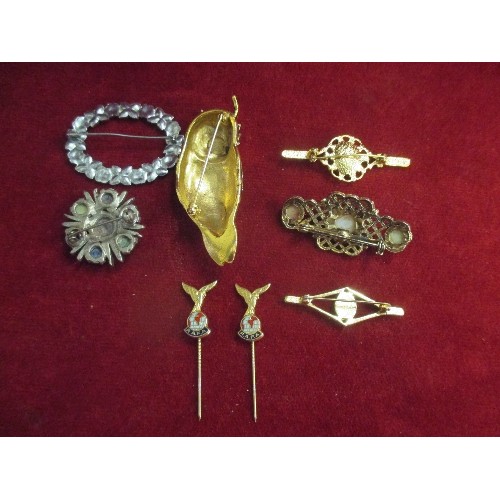 20 - GOOD BROOCH COLLECTION INC LARGE ENAMEL OWL (7CM), CAMEO AND GILT, 