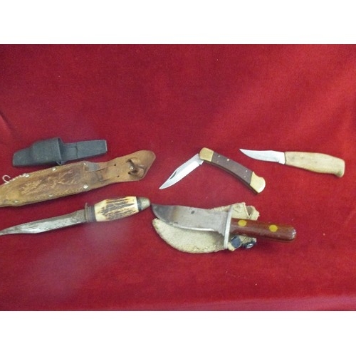 50 - 4 MIXED KNIVES - VINTAGE WITH WOODEN HANDLE, HORN HANDLE AND 2 OTHERS