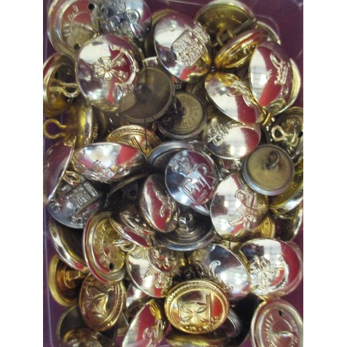 81 - QUANTITY OF MILITARY BUTTONS, AND A HEAVY BRASS ANGLO-NORMAN BADGE 'HONI SOIT QUI MAL Y PENSE' MEANI... 