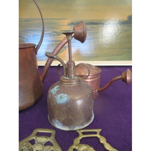 103 - VINTAGE COPPER ITEMS. 2 SMALL WATERING CANS, SMALL OIL CAN, HORSE BRASSES.